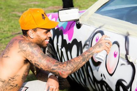 Großer Spaß, guter Zweck: Chris Brown beim Sprayen auf dem niederländischen 