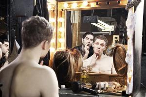 "Rubbeldiekatz": Verkleidung und Liebeskummer machen Alex (Matthias Schweighöfer, r.) schwer zu schaffen.