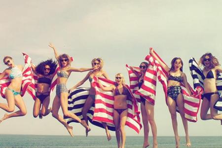Sommerlaune auch bei Pop-Star Taylor Swift (Dritte v. l.) und ihren Freundinnen