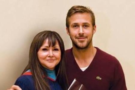 Stolz hält Ryan Gosling seine Mutter im Arm