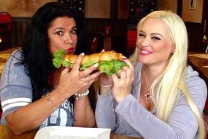 Daniela Katzenberger (r.) hat Hunger