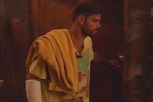 Daniel Köllerer kehrt mit einem Gipsarm ins Haus zurück