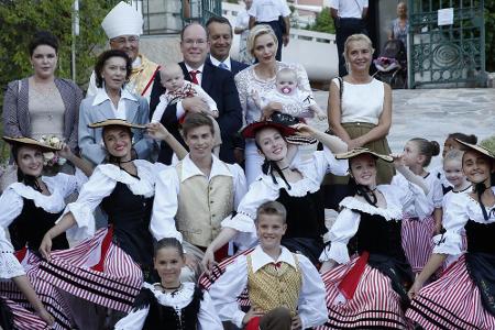 Traditionelles Picknick: Die royale Familie (hinten, Mitte) posiert zwischen Tänzern