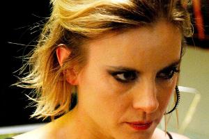 Ein Fall für Annika Bengtzon - Studio 6: Annika Bengtzon (Malin Crépin) verkleidet sich, um undercover zu ermitteln