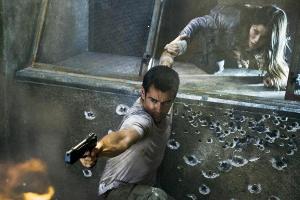 "Total Recall": Douglas Quaid (Colin Farrell, mit Jessica Biel) muss nicht nur vor der Polizei und den Regierungstruppen flü...