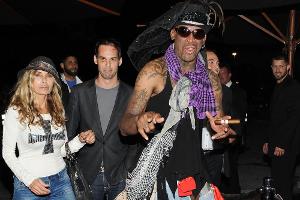Dennis Rodman (vorne rechts), hier auf einer Veranstaltung im Oktober 2014, war wohl auch am vergangenen Wochenende in Feier...