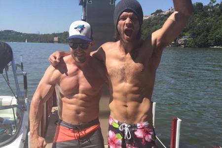 Stephen Amell (l.) und Jared Padalecki geben sich kämpferisch