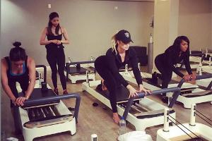 Auch Khloe Kardashian (2.v.r.) weiß: Gemeinsam schwitzt es sich besser