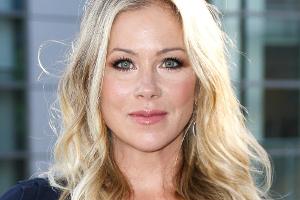 Christina Applegate bewundert den Oberkörper von Chris Hemsworth