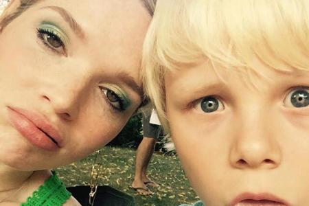 Karoline Herfurth und ihrem Filmpartner setzt die Hitze zu