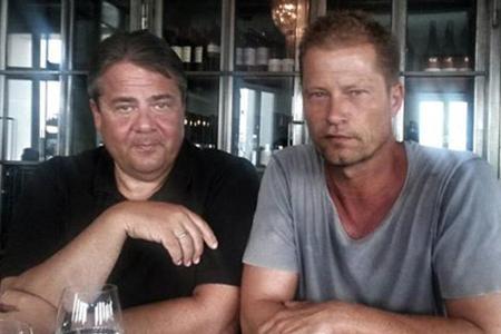 Til Schweiger (r.) und Sigmar Gabriel trafen sich, um über die Situation von Flüchtlingen zu sprechen