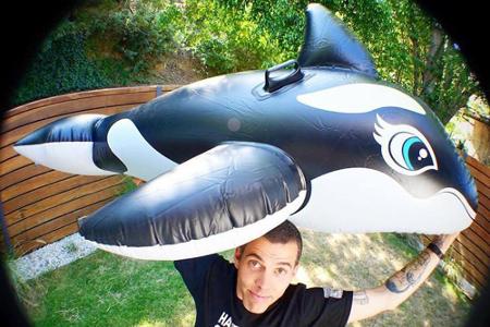 Für einen Protest gegen SeaWorld stieg Steve-O auf einen Kran