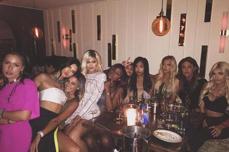 Volles Haus bei Kylies Geburtstagsparty: Ihre Schwestern Kendall (2.v.l.) und Khloe Kardashian (4.v.l.) sind dabei und auch ...