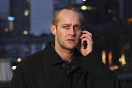 Kommissar Birke (Jürgen Vogel) ist in Eile: Er hat nur eine Nacht, um einen Mord aufzuklären