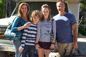 "Alle Macht den Kindern": Um zu erfahren, wie hart der Elternjob ist, dürfen Emily und Tommy (m.) einen Monat lang das Komma...