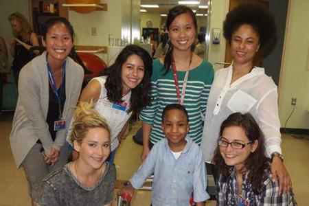 Jennifer Lawrence (links unten) zu Besuch im 