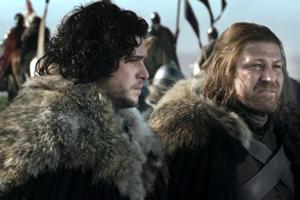 Ned Stark (Sean Bean, r.) in der ersten Staffel von "Game of Thrones" an der Seite von Jon Snow (Kit Harington)