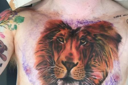 Ed Sheeran hat sich im wahrsten Sinne ein löwenstarkes Tattoo stechen lassen