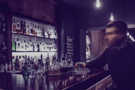 Was man als Nachtmensch halt so macht: Chefket an der Theke.