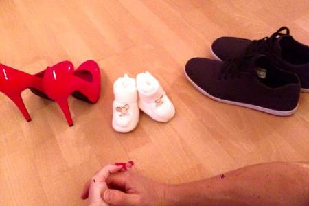 Am 3. März gab's endlich die öffentliche Bestätigung mit einem Schuh-Foto: rote High Heels, schwarze Sneakers und dazwischen...
