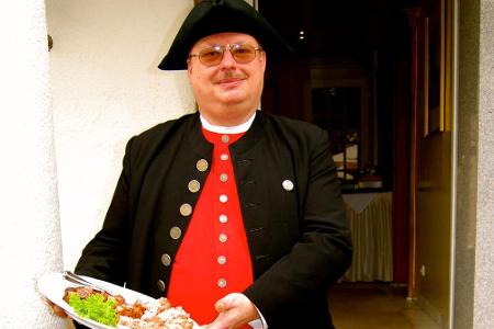 Heimatverein-Vorsitzender Helmut G. Lang mit Bratwurst-Spezialitäten