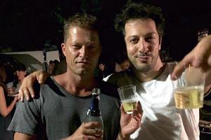 Til Schweiger stößt mit Fahri Yardim auf dessen Geburtstag an