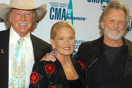 Country-Star Lynn Anderson mit ihrem Lebensgefährten Mentor Williams und Country-Kollege Kris Kristofferson (r.) bei den Cou...