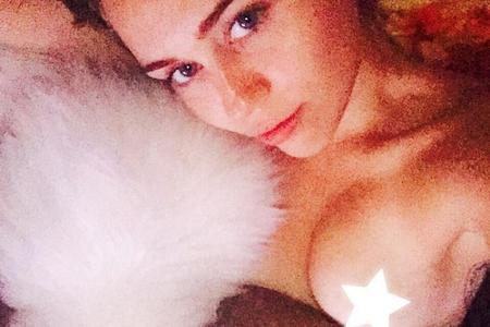 So nackt wünschen wenige Promis ihren Fans eine gute Nacht