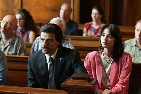 Oscar Isaac (vorne links) in seiner Rolle als Bürgermeister Nick Wasicsko