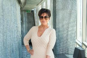 Kris Jenner wirkt elegant und stilvoll in ihrem cremefarbenen Sommerkleid