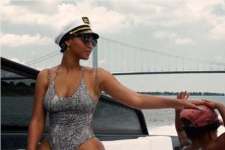 Bis auf die Cut-Outs an den Seiten sind die Badeanzüge von Mutter und Tochter identisch