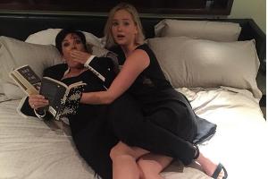 Erwischt: Kris Jenner (l.) und Jennifer Lawrence (r.) im Bett
