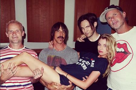 Heiß wie Chillischoten! So posiert Model Stella Maxwell auf den Armen der Red Hot Chili Peppers