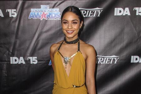 Vanessa Hudgens zeigte viel ihrer gebräunten Haut in einer Abendrobe in Senfgelb