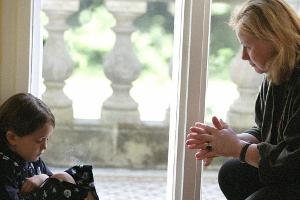 "Polizeiruf 110 - Das Zeichen": Die kleine Mona (l.) will Komissarin Herz nichts über das Verschwinden ihrer Mutter erzählen