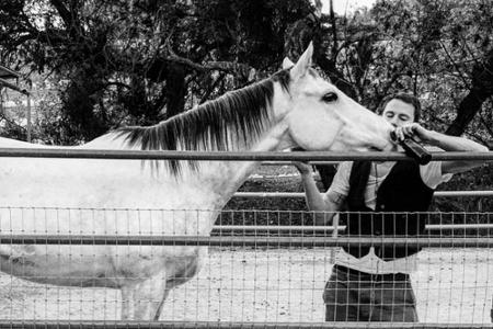 Channing Tatum wird seinem Pferd doch nicht etwa Bier zu trinken geben?