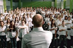 "Die Welle": Mit seinem Experiment bringt Lehrer Wenger (Jürgen Vogel) seine Schüler ungewollt auf Autokratie-Kurs.