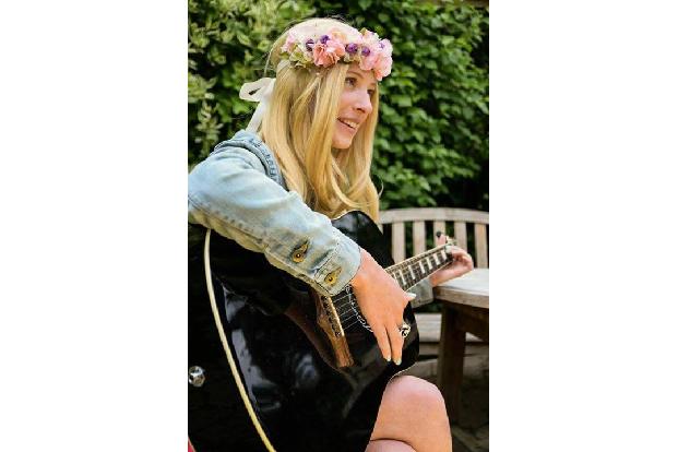 002 Helena httpswww.facebook.compagesEin-Song-f%C3%BCr-Helena815377851903109 21912_818229124951315_1682138515129439746_n.jpg