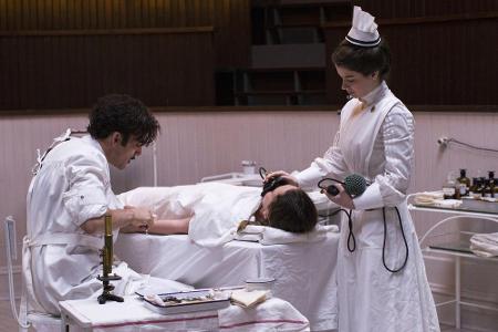 Dr. John Thackery (Clive Owen) funktioniert nur auf Droge: Dann aber erstaunlich gut