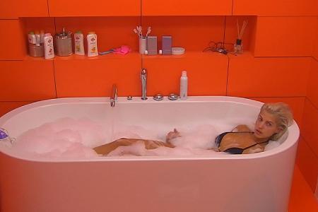 003 Sat.1 Tag3_sarah macht sich huebsch2.jpg