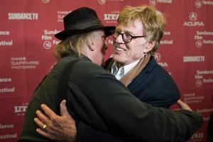Nick Nolte (l.) umarmt seinen "Retter" Robert Redford bei der Premiere von "Picknick mit Bären"