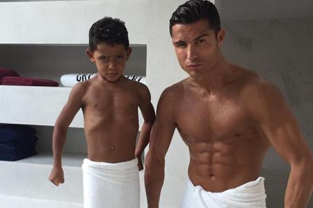 Der kleine Cristiano eifert seinem Vater nach. Ob es für ihn auch einmal aufs Fußballfeld geht?