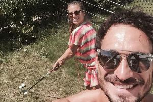 Sie genießen den Sommer im Garten: Cathy und Mats Hummels