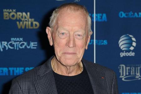 Max von Sydow steht für seine 