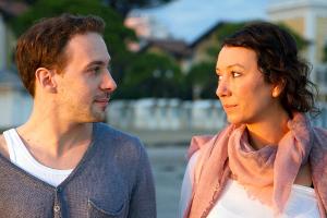 "Eine Handvoll Briefe": Lenny (Florian Teichtmeister) schenkt seiner besten Freundin Kristin (Ursula Strauss) einen ganz bes...