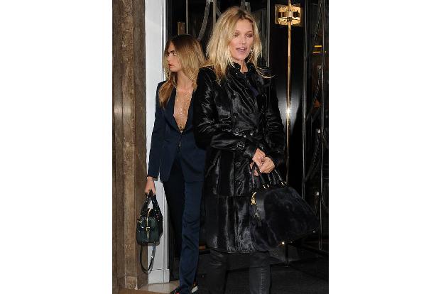 La Moss wie immer in bester Form! Im sexy-schwarzen Leder-Trenchcoat und mit absoluter Party-Stimmung steigt DAS britische T...