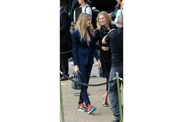 ...mütterliche Seite und konnte die fast schon schüchtern wirkende Cara Delevingne dann doch noch zum Lachen bringen. 