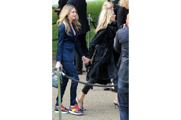 ...das Händchen der jungen Kollegin und schon strahlt Cara übers ganze Gesicht. Eingehakt bei ihrem...