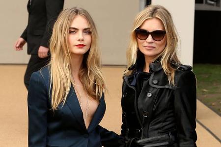 ...möchte Cara Delevingne nicht mehr. Fast wirkt das sonst als eher aufmüpfig bekannte Model neben der 40-Jährigen so, als s...