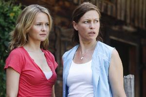 Tod am Engelstein: Lara (l.) und Sylvia wollen wissen, ob ihre Mutter ein Geheimnis vor ihnen verbarg, das ihr zum Verhängni...